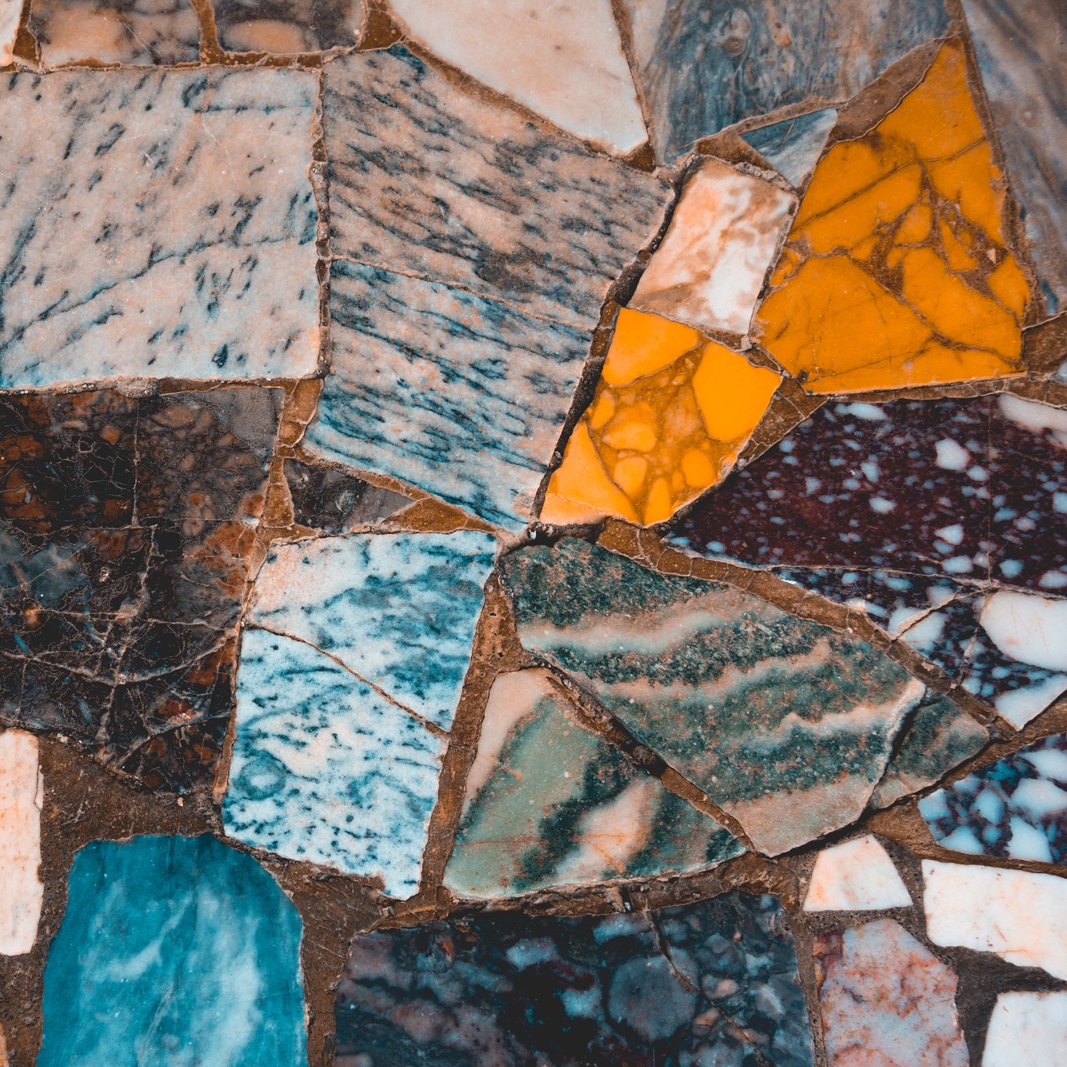 Ein Mosaik aus verschiedenfarbigen Steinen 