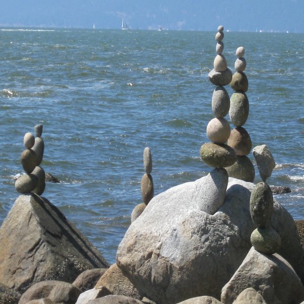 Steinpyramide am Meeresufer