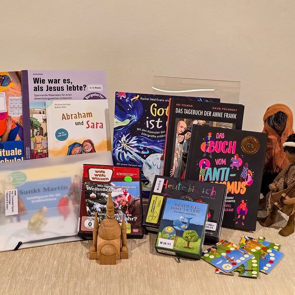 Bild von verschiedene Medien, die in der Medienverleihstelle ausgeliehen werden können