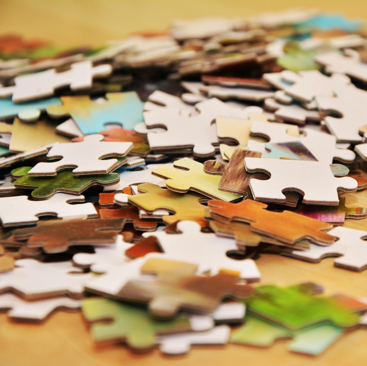 ein Haufen Puzzlesteine