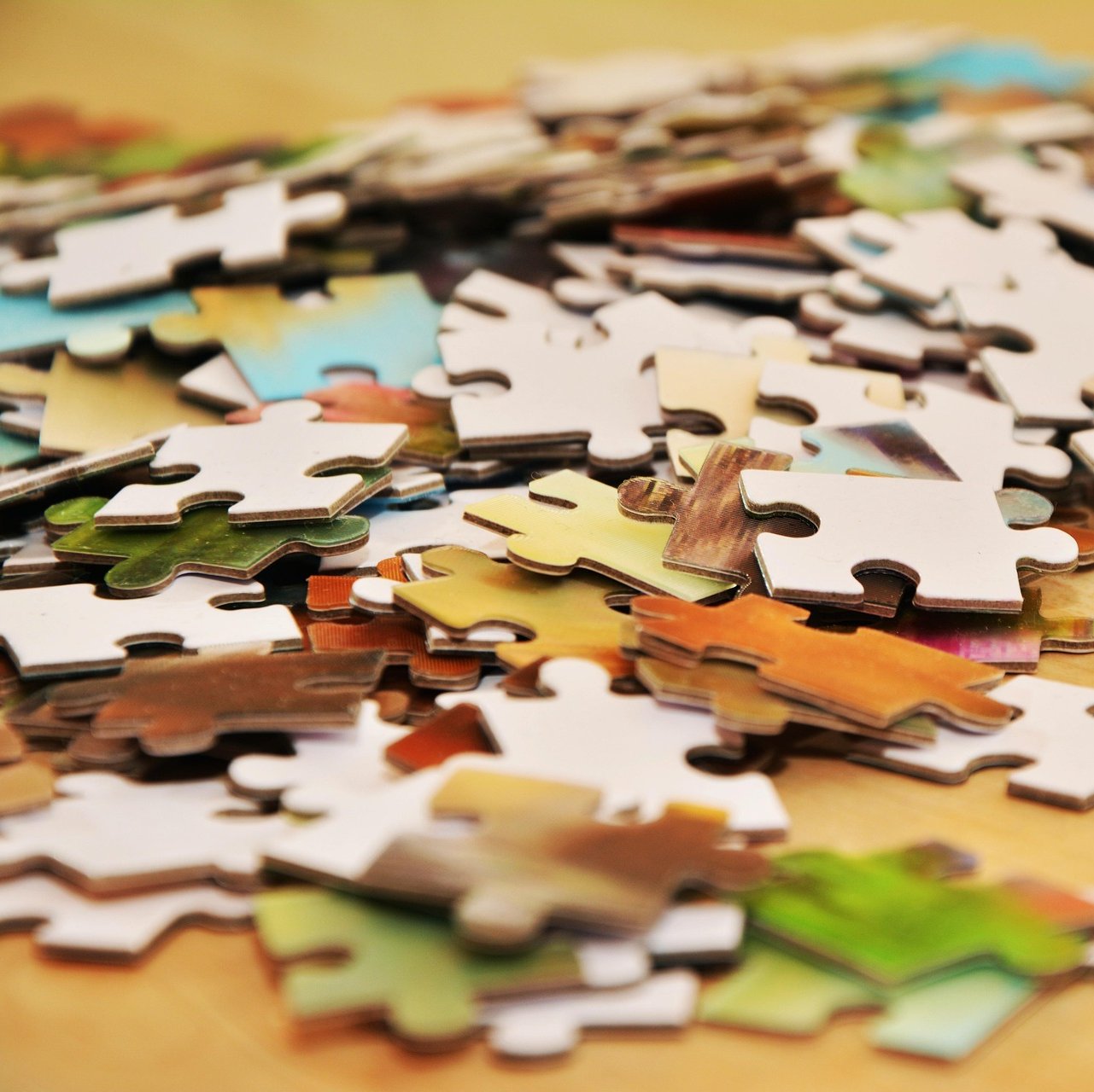 ein Haufen Puzzlesteine