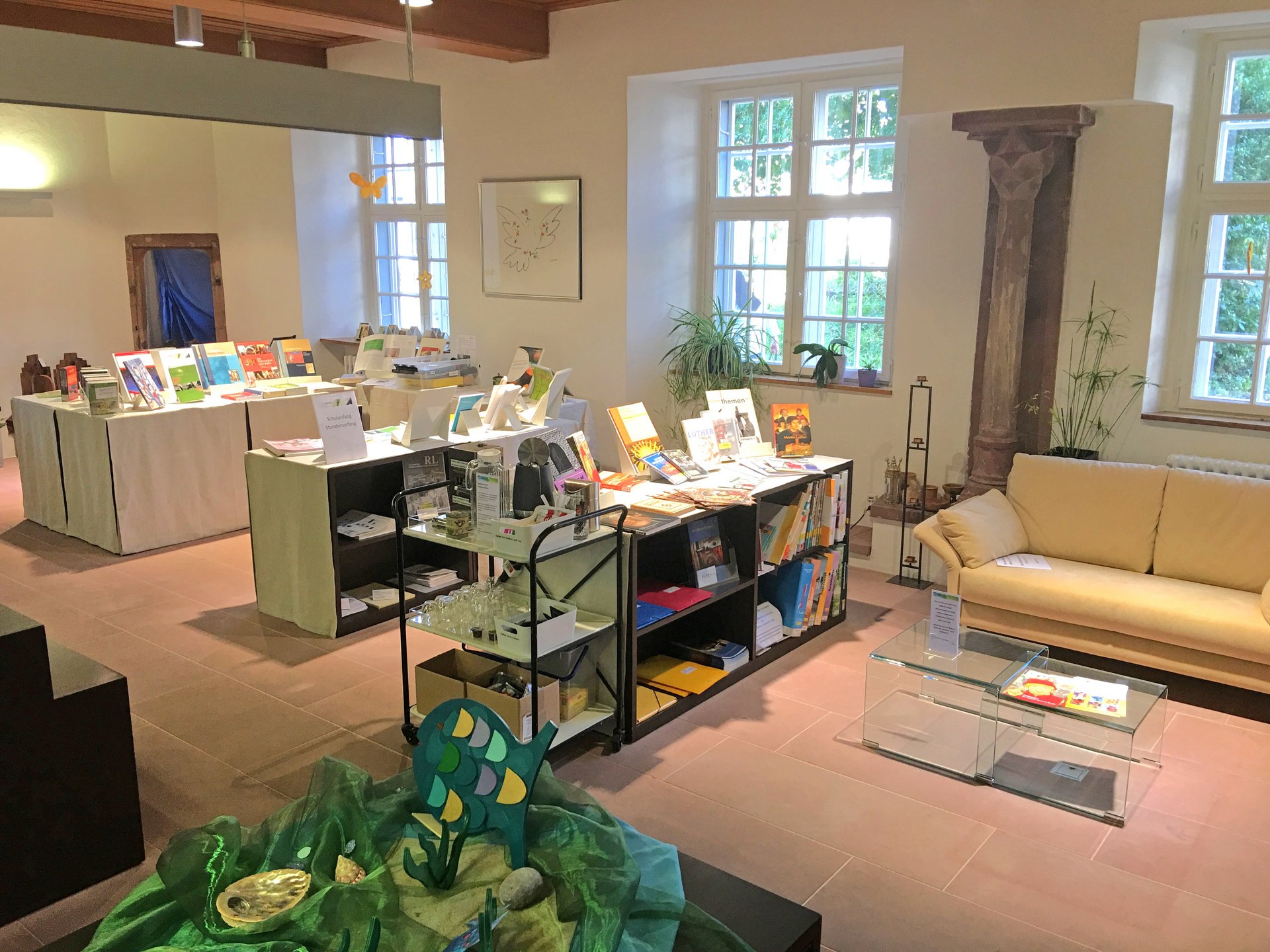 Ausstellungsraum der Medienverleihstelle mit Bücher und Anschauungsgegenstände