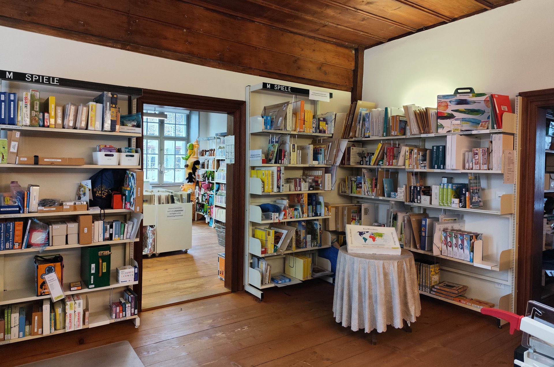 Bücherregale in der Medienverleihstelle