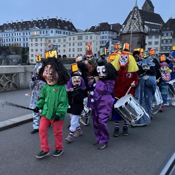 Fasnachtsclique auf der Mittleren Brücke als Symbol für Fasnachtsferien